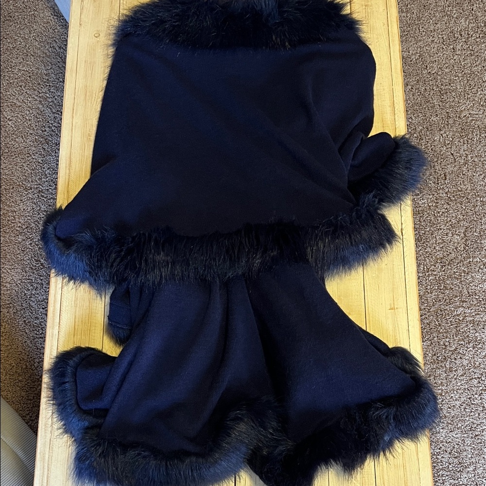 Chic Blue Faux Fur Trim Cape - Picture 4 of 4